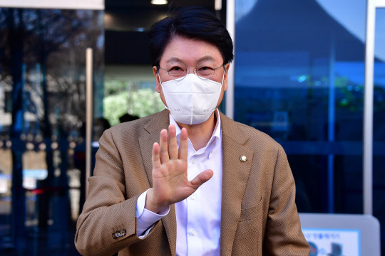 장제원 대통령당선인 비서실장이 27일 오후 서울 종로구 통의동 인수위 사무실로 들어가다 이날 오전 발표된 문재인 대통령과 윤석열 당선인의 회동에 관한 취재진의 질문에 답하고 있다.<공동취재·연합뉴스>